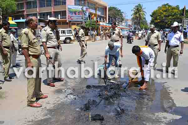 ಪ್ರತಿಕೃತಿ ಸುಟ್ಟವರೂ ಅವರೇ, ಕ್ಲೀನ್ ಮಾಡಿದವರೂ ಅವರೇ !